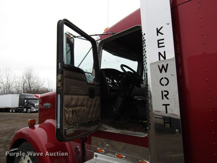 image for item DH8447 2006 Kenworth W900 semi truck