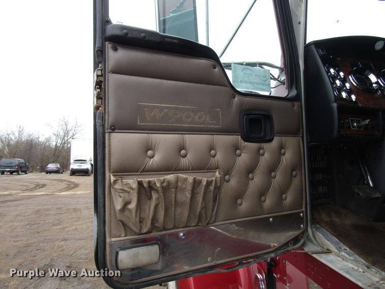 image for item DH8447 2006 Kenworth W900 semi truck