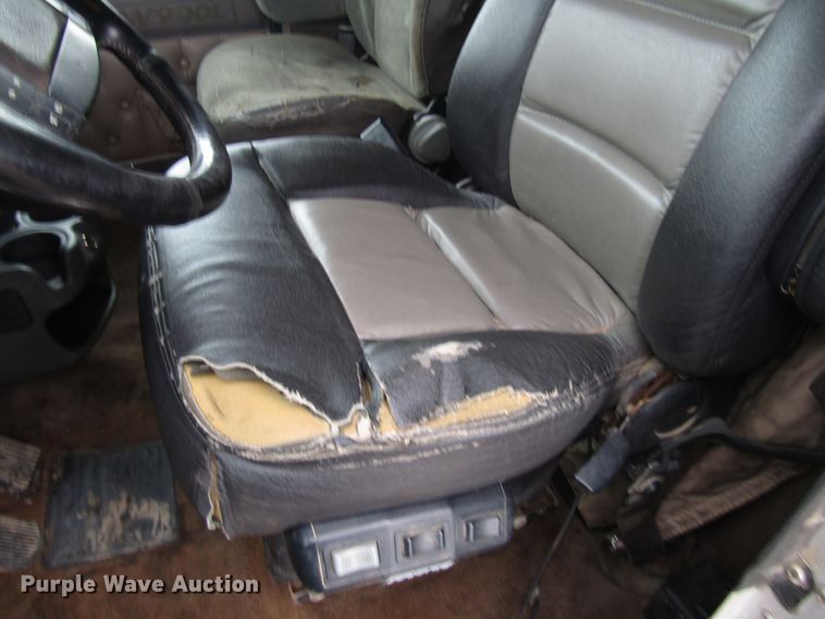 image for item DH8447 2006 Kenworth W900 semi truck