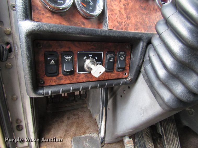 image for item DH8447 2006 Kenworth W900 semi truck