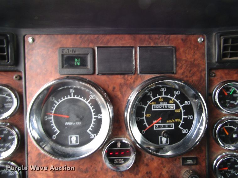 image for item DH8447 2006 Kenworth W900 semi truck