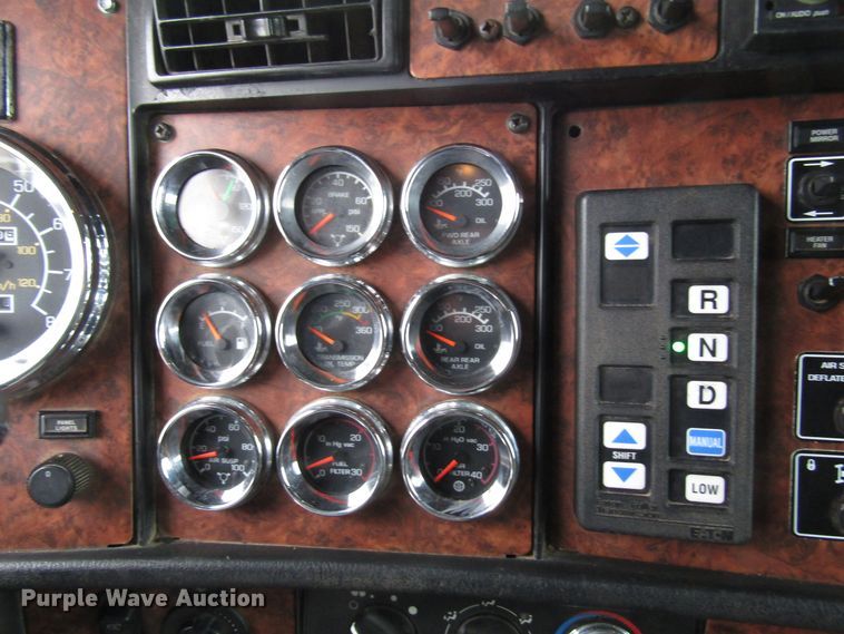 image for item DH8447 2006 Kenworth W900 semi truck