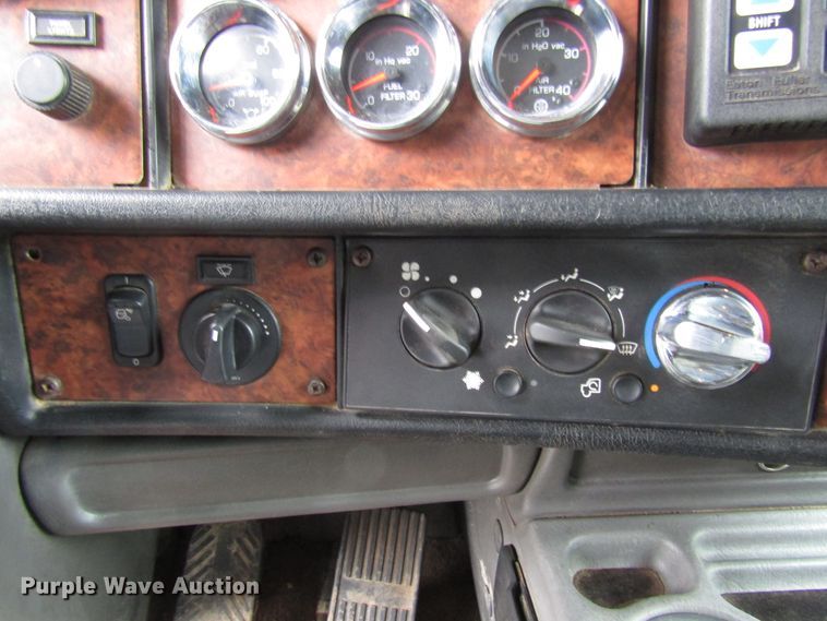 image for item DH8447 2006 Kenworth W900 semi truck