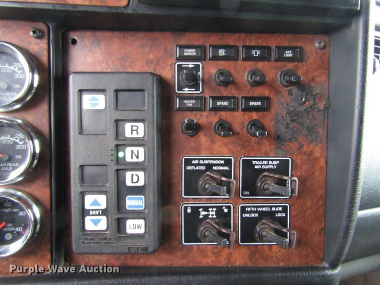 image for item DH8447 2006 Kenworth W900 semi truck