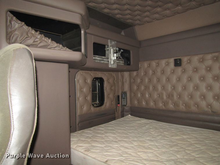 image for item DH8447 2006 Kenworth W900 semi truck