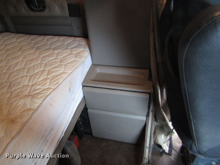 image for item DH8447 2006 Kenworth W900 semi truck