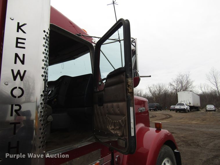 image for item DH8447 2006 Kenworth W900 semi truck