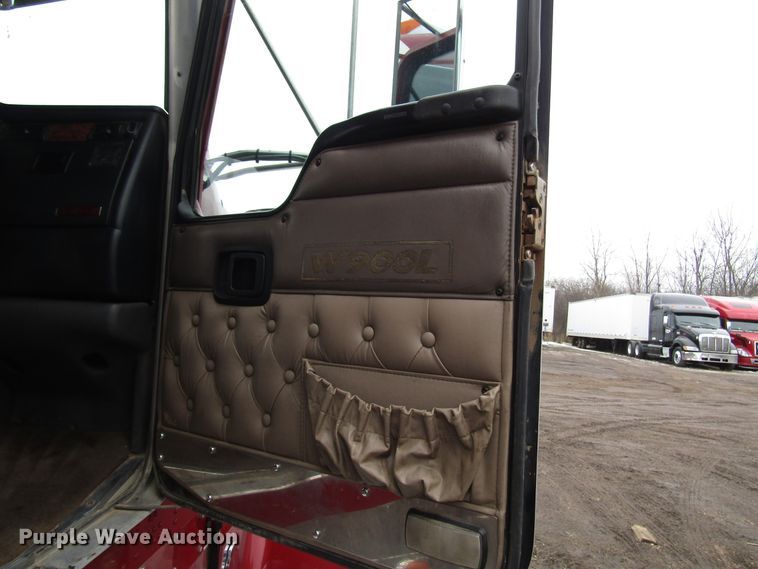 image for item DH8447 2006 Kenworth W900 semi truck