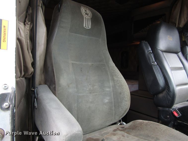 image for item DH8447 2006 Kenworth W900 semi truck