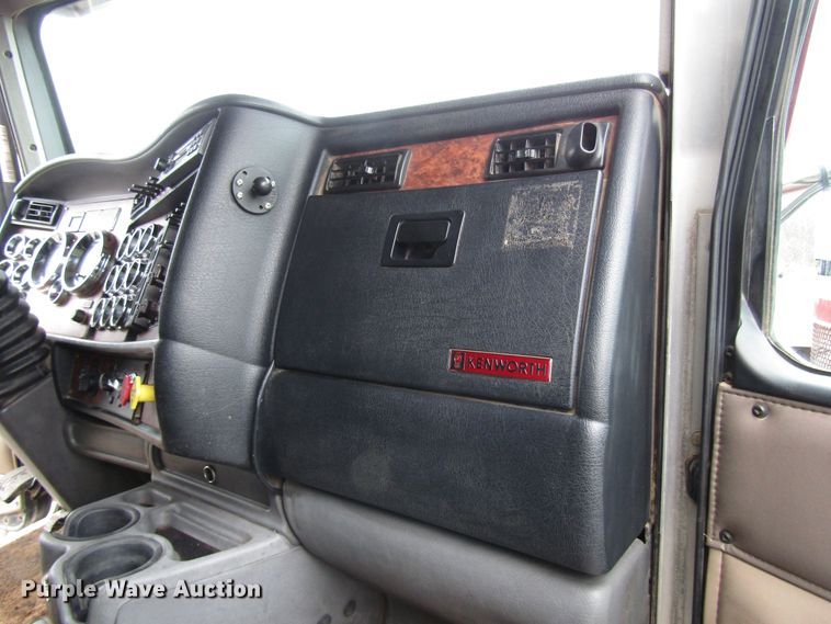 image for item DH8447 2006 Kenworth W900 semi truck