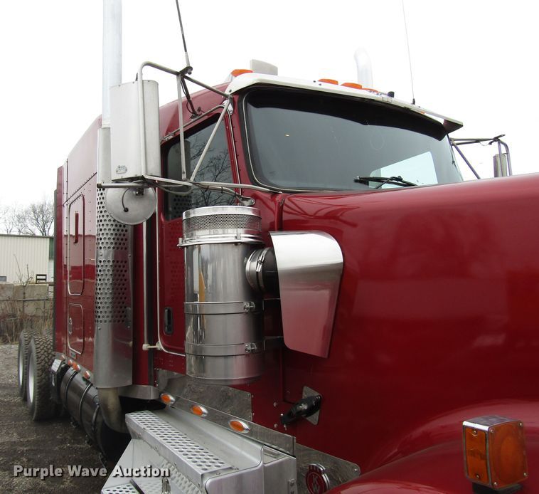 image for item DH8447 2006 Kenworth W900 semi truck