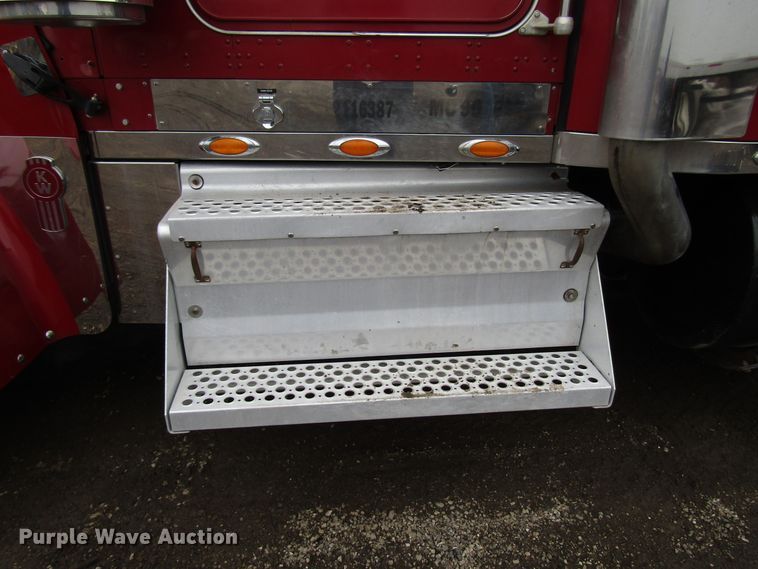 image for item DH8447 2006 Kenworth W900 semi truck