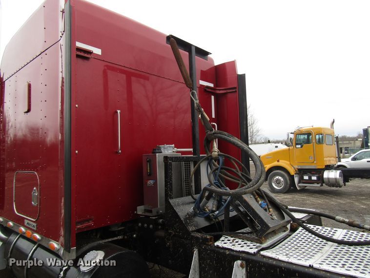 image for item DH8447 2006 Kenworth W900 semi truck