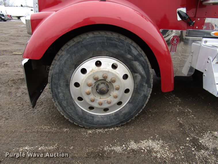 image for item DH8447 2006 Kenworth W900 semi truck