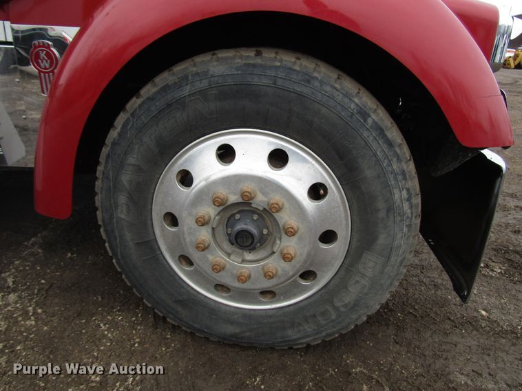 image for item DH8447 2006 Kenworth W900 semi truck