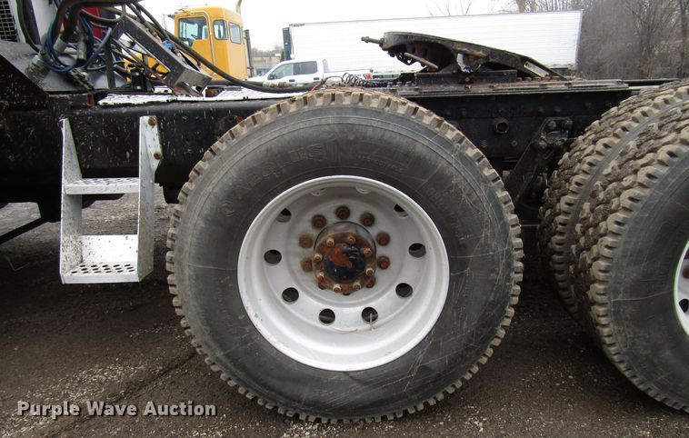 image for item DH8447 2006 Kenworth W900 semi truck