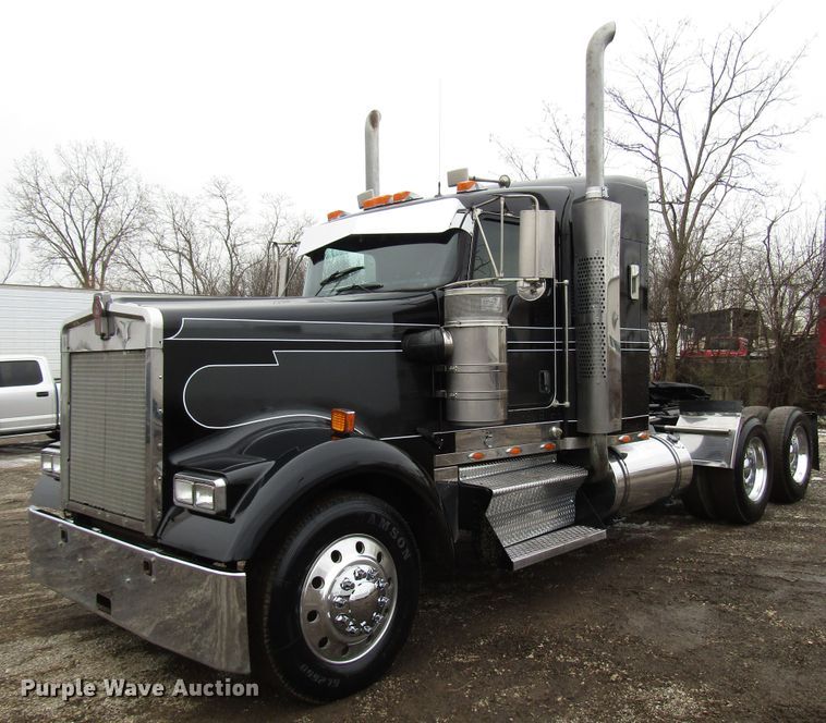 image for item DH8448 2005 Kenworth W900 semi truck