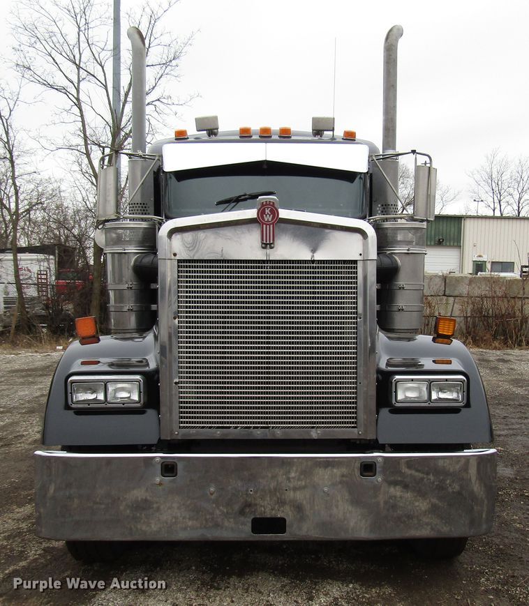 image for item DH8448 2005 Kenworth W900 semi truck
