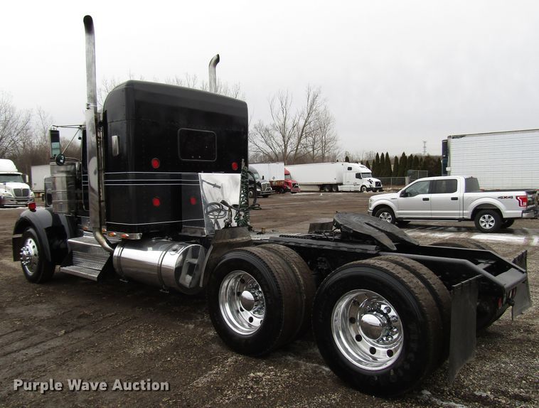 image for item DH8448 2005 Kenworth W900 semi truck