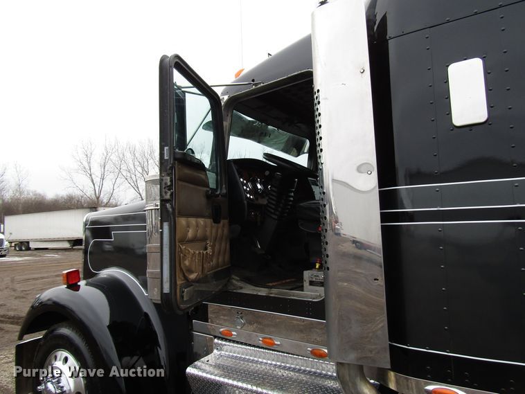 image for item DH8448 2005 Kenworth W900 semi truck