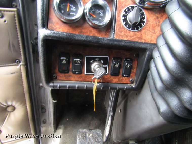 image for item DH8448 2005 Kenworth W900 semi truck