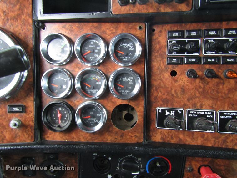 image for item DH8448 2005 Kenworth W900 semi truck