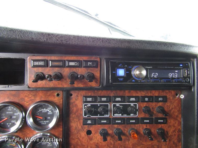 image for item DH8448 2005 Kenworth W900 semi truck