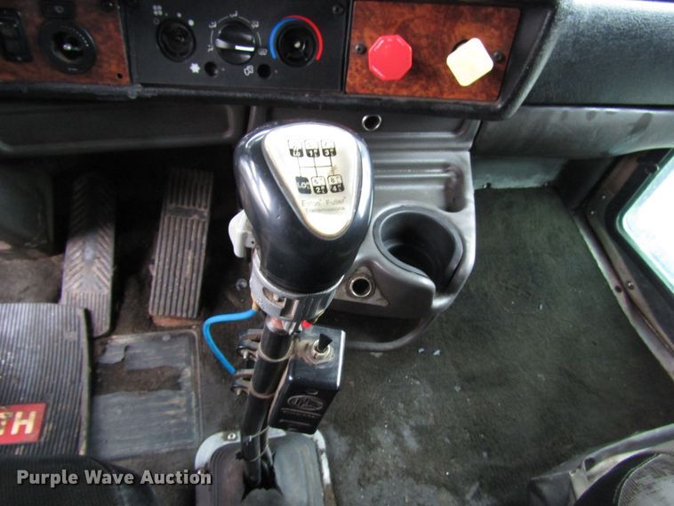 image for item DH8448 2005 Kenworth W900 semi truck