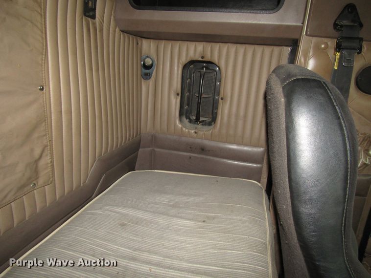 image for item DH8448 2005 Kenworth W900 semi truck