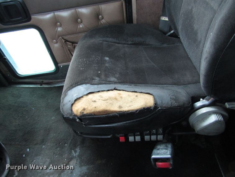 image for item DH8448 2005 Kenworth W900 semi truck