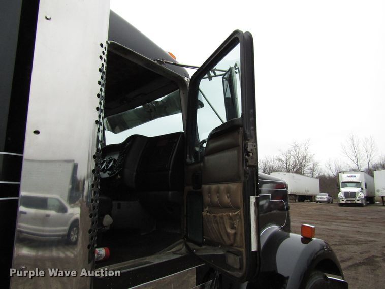 image for item DH8448 2005 Kenworth W900 semi truck