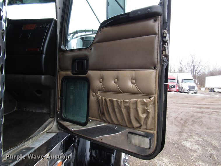 image for item DH8448 2005 Kenworth W900 semi truck