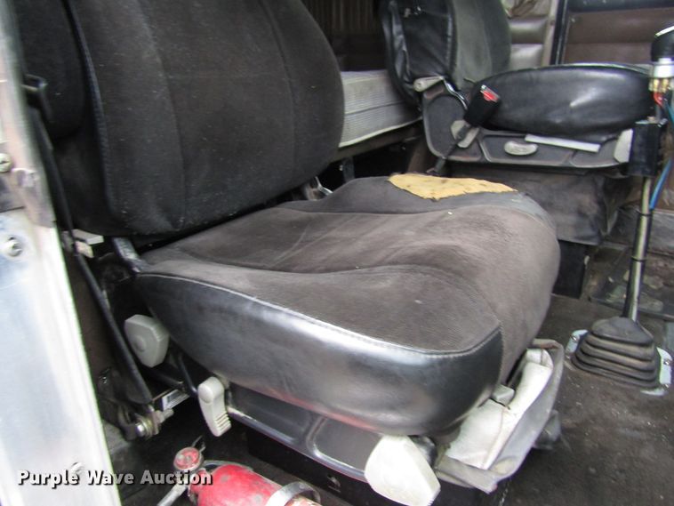 image for item DH8448 2005 Kenworth W900 semi truck