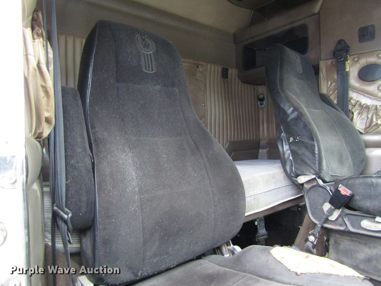 image for item DH8448 2005 Kenworth W900 semi truck