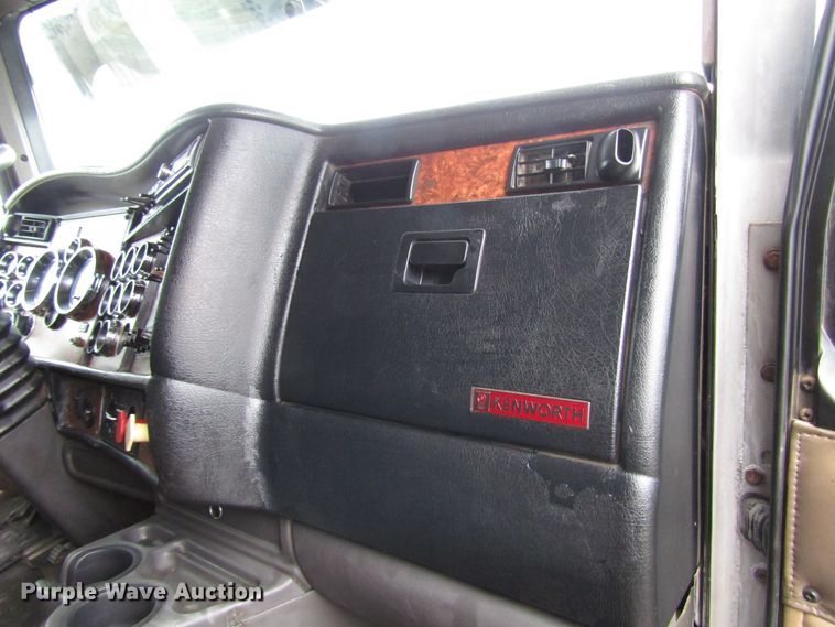 image for item DH8448 2005 Kenworth W900 semi truck