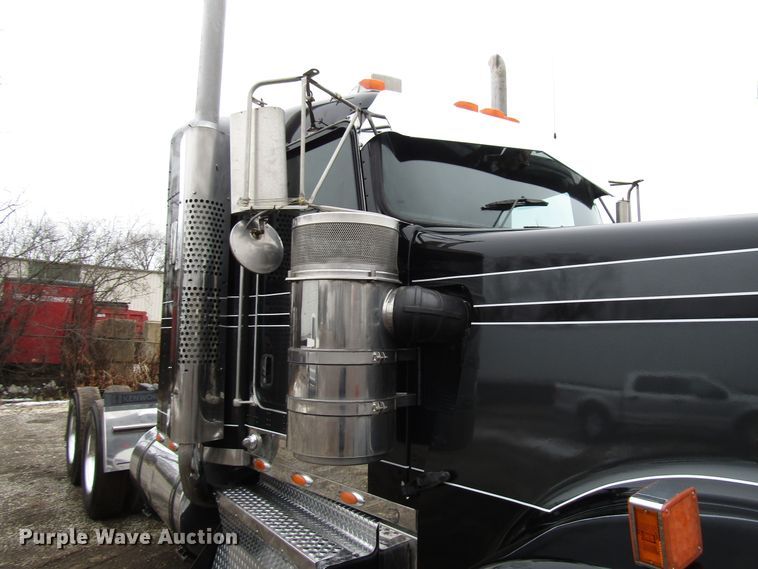 image for item DH8448 2005 Kenworth W900 semi truck