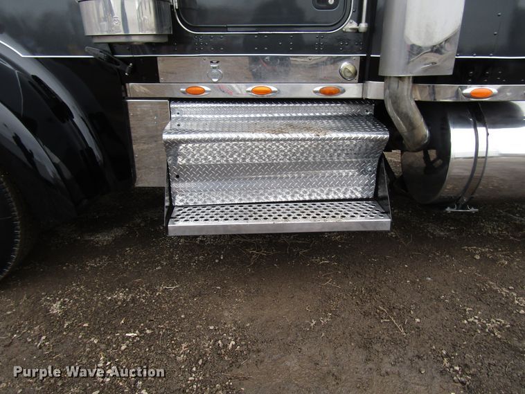 image for item DH8448 2005 Kenworth W900 semi truck