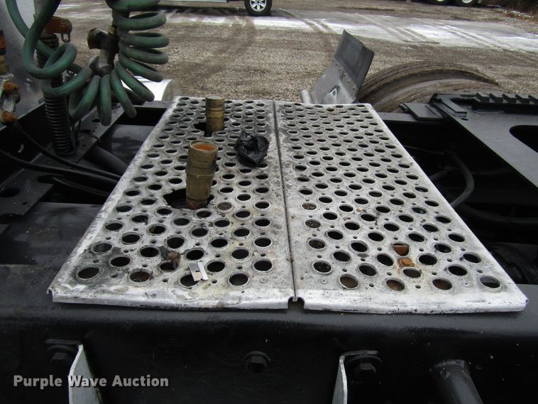 image for item DH8448 2005 Kenworth W900 semi truck