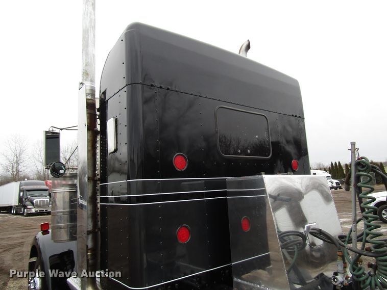 image for item DH8448 2005 Kenworth W900 semi truck