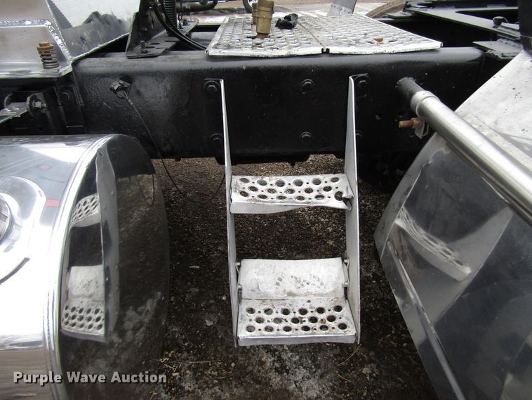 image for item DH8448 2005 Kenworth W900 semi truck