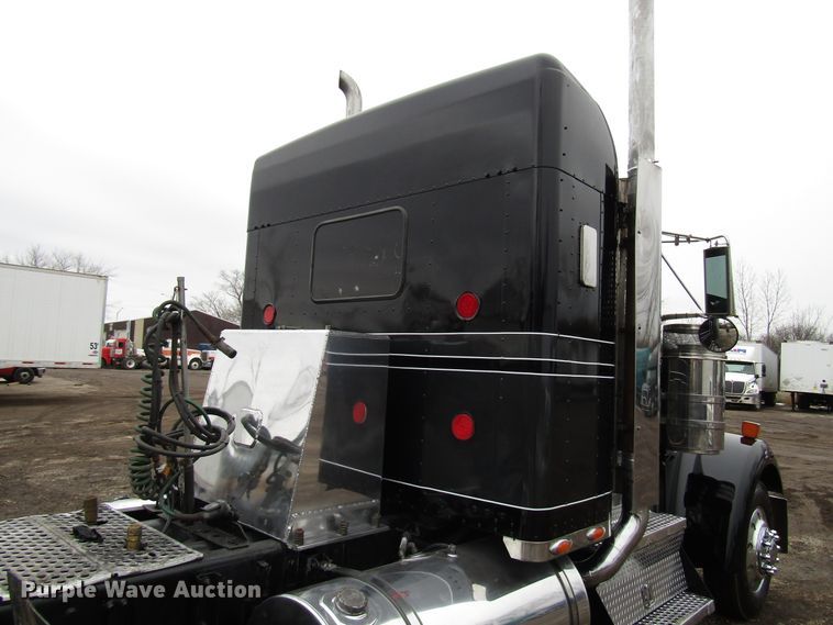 image for item DH8448 2005 Kenworth W900 semi truck