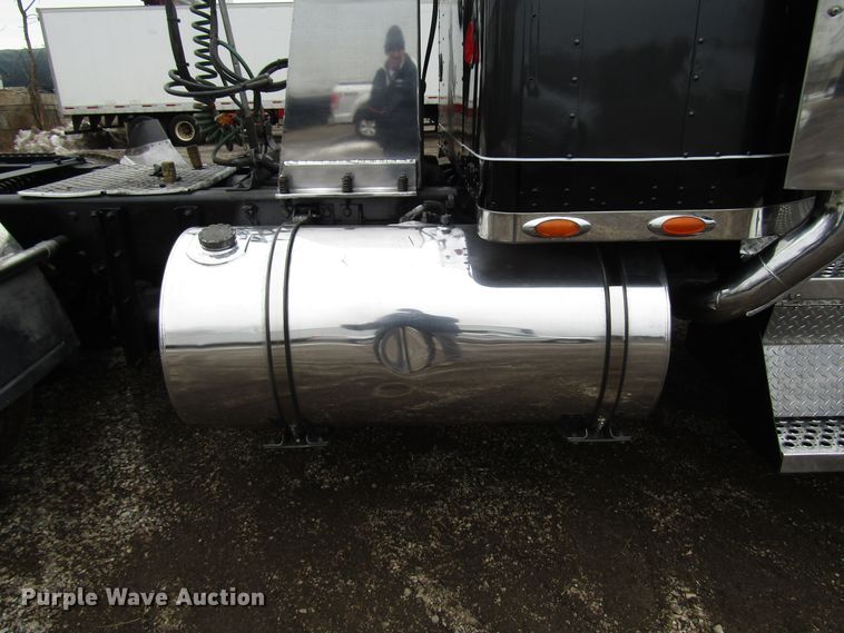 image for item DH8448 2005 Kenworth W900 semi truck