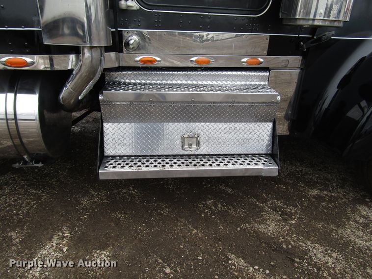 image for item DH8448 2005 Kenworth W900 semi truck