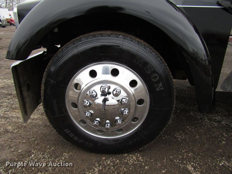 image for item DH8448 2005 Kenworth W900 semi truck