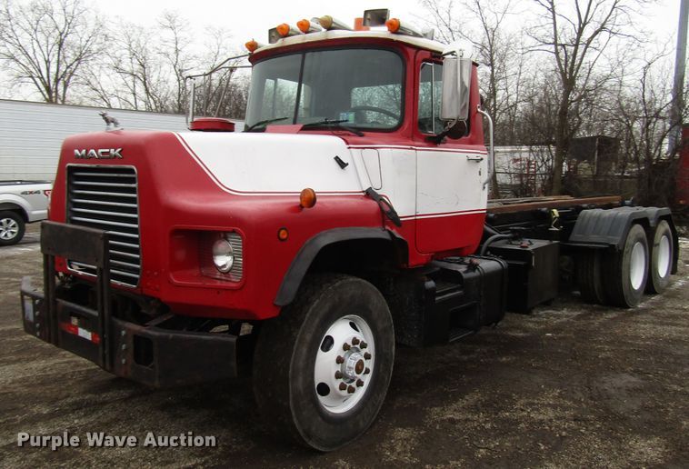 image for item DH8453 1999 Mack DM600 roll-off container truck