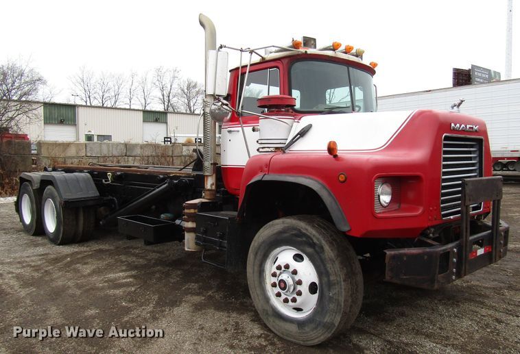 image for item DH8453 1999 Mack DM600 roll-off container truck