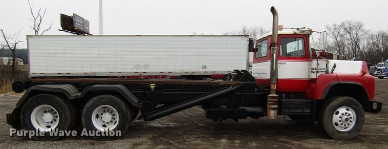 image for item DH8453 1999 Mack DM600 roll-off container truck