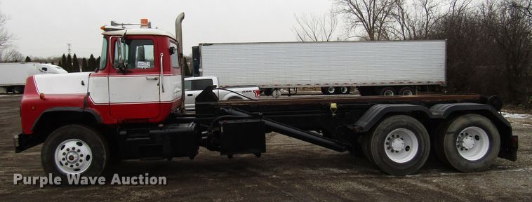 image for item DH8453 1999 Mack DM600 roll-off container truck