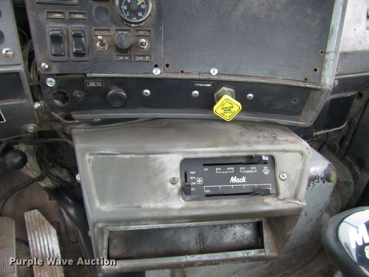 image for item DH8453 1999 Mack DM600 roll-off container truck