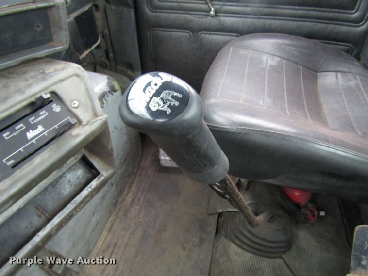 image for item DH8453 1999 Mack DM600 roll-off container truck